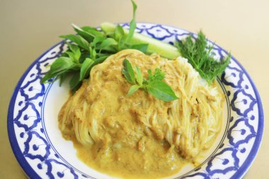Sıcak ve Baharatlı Khanom Jeen Nam Ya Tai, Tayland usulü baharatlı baharatlı balık, sarı köri ve çeşitli sebzelerle servis edilen bir pirinç vermicelli.