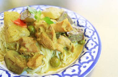Lezzetli Khanom Jeen Gaeng Kiaw Wan kai, pirinç vermicelli ve yeşil körili tavuk çorbası.