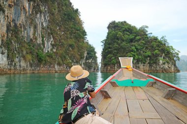 Khao Sok Ulusal Parkı 'ndaki Ratchaprapa Barajı, Surat Thani Eyaleti Güney Tayland