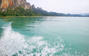 Etkili Ratchaprapa Barajı veya Cheow Lan Gölü 'nde tekne gezisi Khao Sok Ulusal Parkı' nda popüler bir cazibe merkezi, Surat Thani Eyaleti Güney Tayland