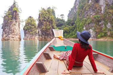 Khao Sok Ulusal Parkı, Surat Thani, Güney Bölgesi, Tayland 'daki Fantastik Çiğneme Gölü veya Ratchaprapa Barajı' nda Kadın Ziyaretçi Keyfini Çıkar