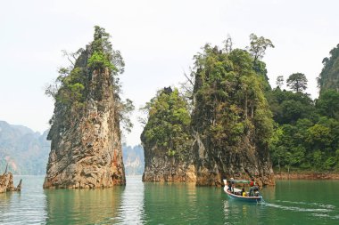 Iconic Three Brothers Kireçtaşı Kayaları Cheow Lan Gölü veya Ratchaprapa Barajı, Khao Sok Ulusal Parkı, Surat Thani Eyaleti, Güney Tayland