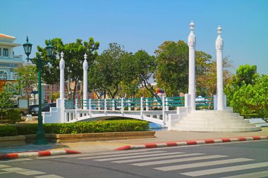 Pee Kun Köprüsü, 1911 'de inşa edilmiş bir yürüyüş köprüsü Kral VI. Rama' nın Kraliçe Anası anısına 48 yaşındaki doğum günü, Bangkok Phra Nakhon Bölgesi, Tayland