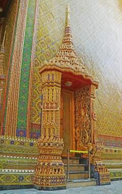 Wat Ratchabophit Budist Tapınağı, Bangkok, Tayland 'daki bir toplantı salonunun karmaşık kapısı