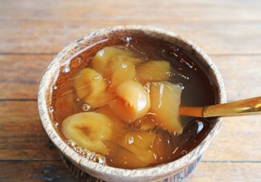 Lezzetli Tayland Tatlısı Luk Tarn Loy Kaew, şuruptaki buzlu Toddy Palm.