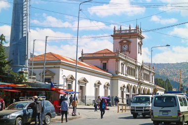 Güney Amerika 'nın başkenti Bolivya' da La Paz 'da Mi Teleferico adı verilen tramvay şehir taşımacılık istasyonu çevresindeki sokak manzarası.