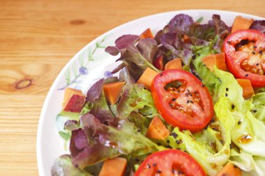 Ağız sulandıran Renkli Domates ve Siyah Susam Salatası