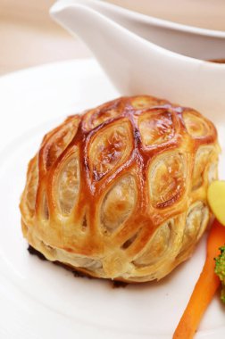 Kırmızı Şarap Sosu ile servis edilen nefis bir tabak sığır eti Wellington.