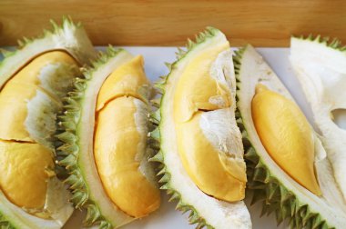 Açılmış Durian Meyveleri Yığını Lezzetli Etini Gösteriyor
