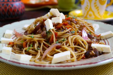 Tallarin Saltado, Peru 'nun popüler bir karışımı sığır etli ve peynirli erişte.