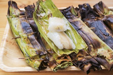 Lezzetli mangal kömürü ızgara Tayland Tatlandırılmış Yapışkan Pilav ve sarılı muz yaprağı adı Khao Niao Ping.