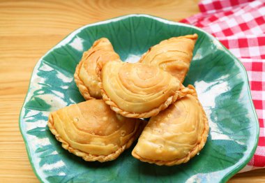 Curry Puffs, Tayland 'da Empanadas ve Samosa' ya benzer bir atıştırmalık.