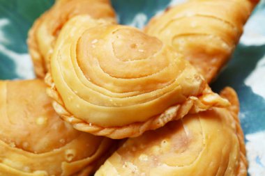 Thai Curry Puff 'a yakın çekim, Empanadas ve Samosa' ya benzer bir Popüler Atıştırma