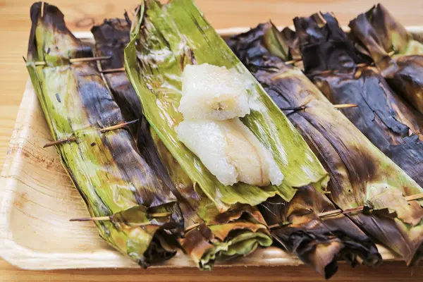 Lezzetli mangal kömürü ızgara Tayland Tatlandırılmış Yapışkan Pilav ve sarılı muz yaprağı adı Khao Niao Ping.