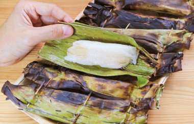 El yapımı Muz Yaprağı Khao Niao Ping, ızgarada kızartılmış Tayland Tatlandırılmış Yapışkan Pirinç