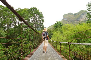Askı Köprüsü 'nde Gezgin ve Mt. Thepphitak, Ratchaprapha Barajı (Chiao Lan Barajı), Surat Thani, Tayland