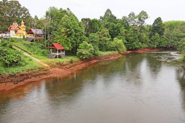 Tayland, Surat Thani 'de, Chiao Lan barajı yakınlarında, verimli tropikal ormanlarla çevrili Prasaeng Kanalı.