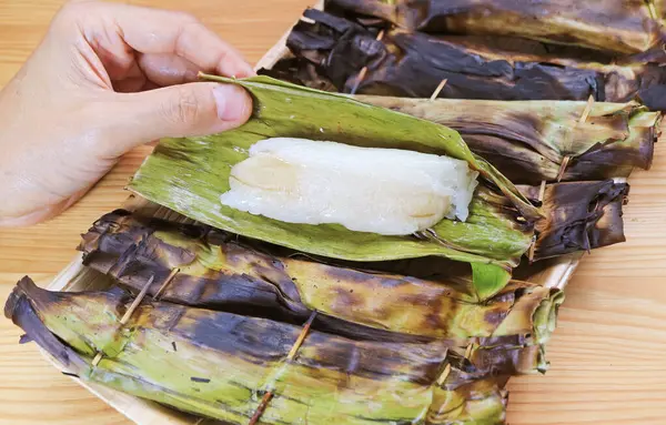 El yapımı Muz Yaprağı Khao Niao Ping, ızgarada kızartılmış Tayland Tatlandırılmış Yapışkan Pirinç