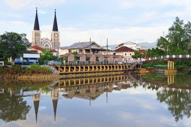 Chantaboon Rıhtımı Topluluğundan, Chanthaburi, Tayland 'dan Göründüğü Gibi Kusursuz Gebeliğin Katedrali' ne Etkileyici Bakış