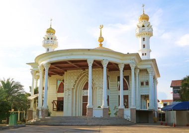 Mescid Rahmatul İslam, Prawet Bölgesi, Bangkok, Tayland 'daki Görkemli Kubbeler Camisi.