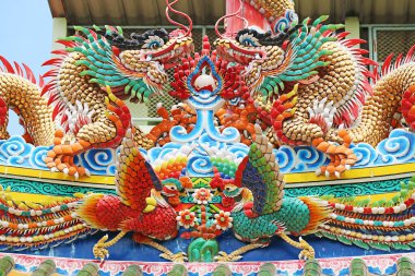 İki Yeşil Ejder Bir çift Anka Kuşu ile Alevli İnci Peşinde, Lao Pun Tao Kong Taocu Tapınağının çatısında Heykeller, Tayland, Bangkok Çin Mahallesi