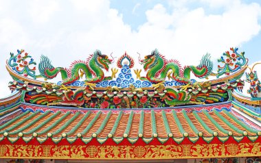 Lao Pun Tao Kong 'un fantastik çatısı. Tayland' ın Bangkok kentinde, Çin Mahallesi 'nde, Alevli İnci Peşindeki İki Yeşil Ejderha.
