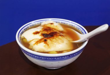 Bir kase lezzetli Çin soya pudingi. Adı da Douhua in Hot Ginger Syrup.