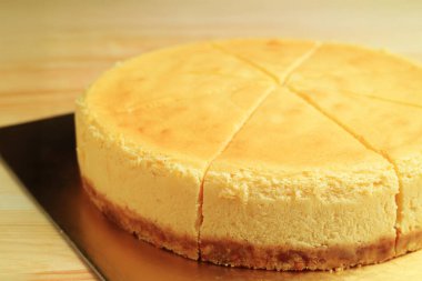 Lezzetli fırınlanmış cheesecake 'in yakın çekimi.