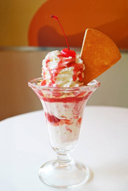 Beyaz Yuvarlak Masa üzerinde servis edilen lezzetli çilekli dondurma.