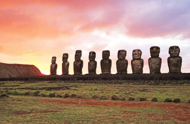 İnanılmaz Gündoğumu Gökyüzüne, Paskalya Adası, Şili, Güney Amerika 'ya karşı Ahu Tongariki Tören Platformu' nun 15 Dev Moai Heykeli