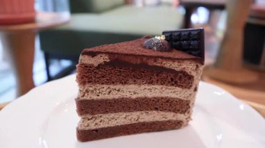 Dilimlenebilir Zengin Çikolatalı Chiffon Pastanın Görüntüsü