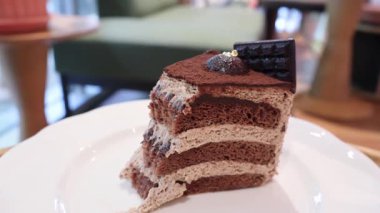 Çatal Sıçrayan Ağzını Dilimleyen Çikolatalı Chiffon Pastası.