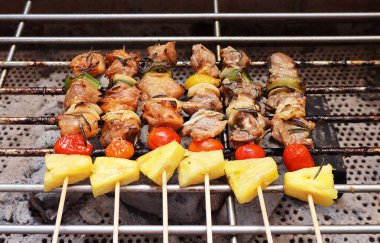 Kömür ocağında ızgara yapılan barbekü sırası.