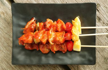 Ahşap Arkaplanda Lezzetli Kömür Izgarası Tabağı