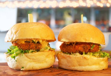 Tahta bir tahtanın üzerinde nefis Falafel Kaydırma Sandviçleri