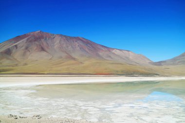 İnanılmaz Laguna Verde ya da Yeşil Göl Rüzgâr Tarafından Yeşil Renkli Lincancabur Volkanı ile Güney Amerika, Bolivya