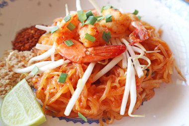 Taze sebzelerle servis edilen Taze Tayland eriştesi tabağı.