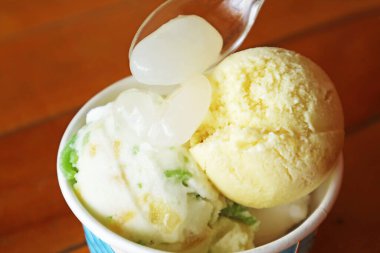 Hindistan cevizi sütü ve Durian dondurması üstüne şekerli hurma tohumu, Tayland tatlısında popülerlik.