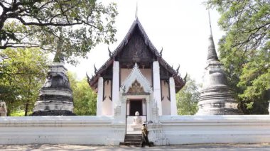 Wat Thammaram Ortaçağ Budist Tapınağını Dışarıdan Takdir Eden Kadın Ziyaretçi, Ayutthaya Tarih Parkı, Tayland