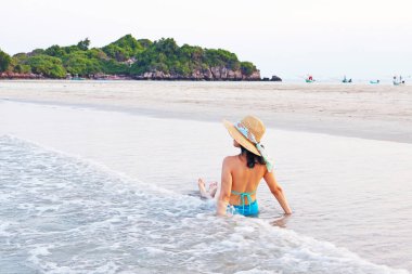 Denizi ikiye bölmüş gibi görünen kumsalda dinlenen ve karşı adaya ulaşan Thale Waek, Prachuap Khirikhan, güney Tayland