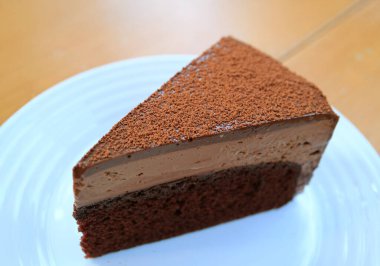 Tahta Masa üzerinde servis edilen bir dilim lezzetli çikolatalı mus keki.