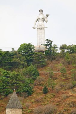 Kartlis Deda heykeli ya da Gürcistan 'ın Annesi, İkonik Anıt neredeyse Tiflis, Gürcistan' daki herhangi bir noktadan görülebilir