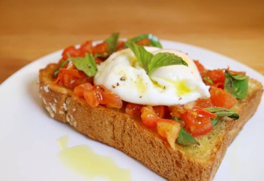 Ağzını sulandıran taze domates ve haşlanmış yumurtalı tost.