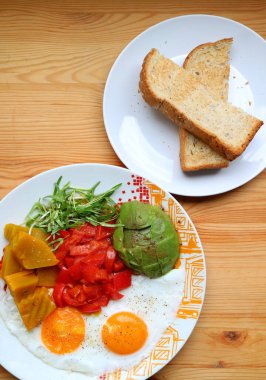 Mikro yeşil ve avokado salatalı sağlıklı bir kahvaltı.