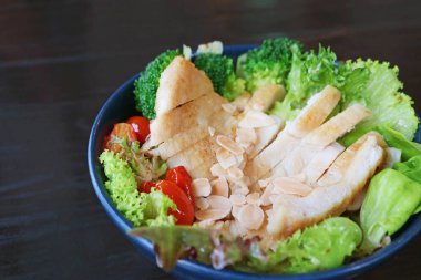 Siyah Masa 'da izole edilmiş nefis ızgara tavuk göğsü salatası.