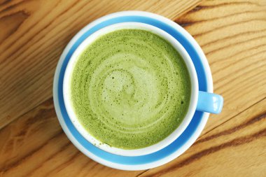 Tahta Arkaplanda Sıcak Kibrit Yeşil Çay Kahvesi Görünümü İzole Edildi