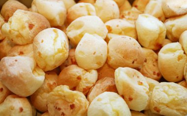 Taze pişmiş Pao de Queijo veya Brezilya Peynirli Ekmekleri Yığını