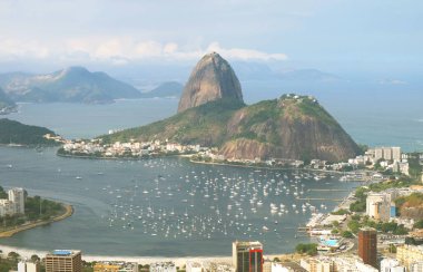 Rio de Janeiro 'nun ikonik hava manzarası Rio de Janeiro' daki Corcovado Tepesi 'nden görüldüğü gibi ünlü şekerleme dağı ile Brezilya, Güney Amerika