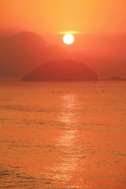 Copacabana sahilinden, Rio de Janeiro 'dan, Brezilya' dan, Güney Amerika 'dan Atlantik Okyanusu üzerinde göz alıcı gün doğumu