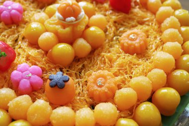 Tatlandırılmış yumurta sarısından yapılan çeşitli Tayland Geleneksel Tatlılarının Kapanışı